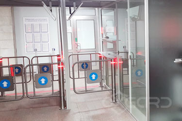 Puertas batientes K-15 en los puestos de control de pasaportes, Aeropuerto de Murmansk